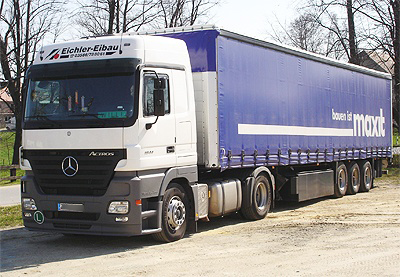 Planensattelzug mit 34 Palettenstellplätzen 